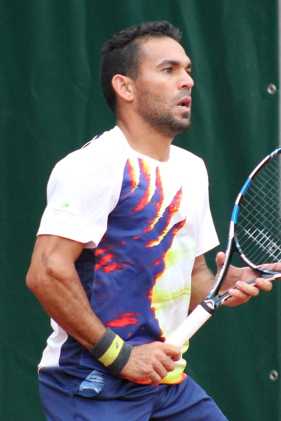 Víctor Estrella Burgos holding a tennis racket on court